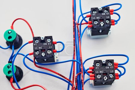 outils électriques et fils bleus connectés à la bande de contact et aux relais.