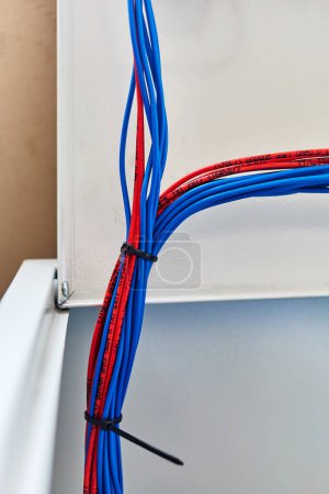 farbige Drähte, die mit dem Bodenkontakt an Geräten verbunden sind