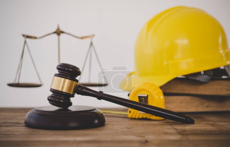 Foto de Martillo y casco del juez Ley y Justicia sobre el concepto de derecho laboral Derecho de la construcción. - Imagen libre de derechos