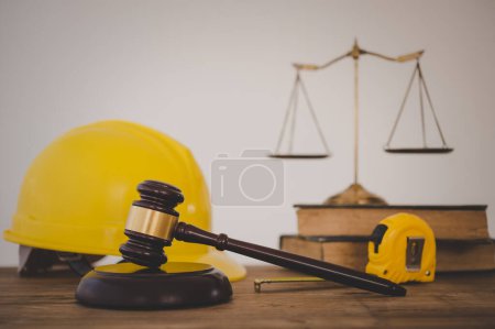 Foto de Martillo y casco del juez Ley y Justicia sobre el concepto de derecho laboral Derecho de la construcción. - Imagen libre de derechos