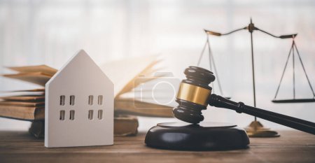 Téléchargez les photos : Model of house and gavel.House auction real estate law concept. - en image libre de droit