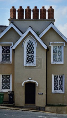 Téléchargez les photos : Ross On Wye, Hereford, Angl 24 septembre 2023 : Malvern House, dans le centre-ville, compte six cheminées toutes consécutives. une maison en stuc avec des douleurs de fenêtre en diamant 1868 grade II classé bâtiment. - en image libre de droit