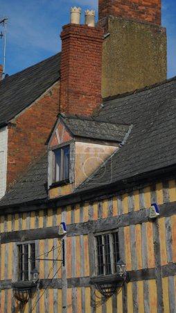 Foto de Ross On Wye, Herefordshire, Inglaterra 24 de septiembre de 2023: 23 Brookend Street, una vivienda enmarcada en madera de estilo Tudor catalogada como Grado II, probablemente construida a mediados de 1500. Ahora está en el mercado.. - Imagen libre de derechos