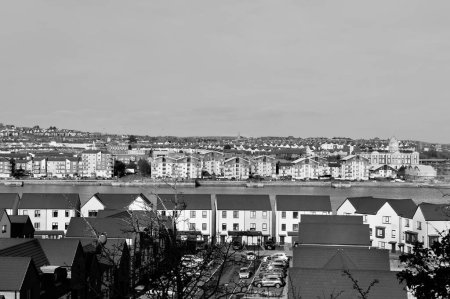 Foto de Barry, Vale of Glam, Gales Feb 02 2024: Mirando hacia abajo desde la costa de Barry Island.Casas de nueva construcción y apartamentos construidos en terrenos en desuso han transformado el sitio de industrial a urbano. - Imagen libre de derechos