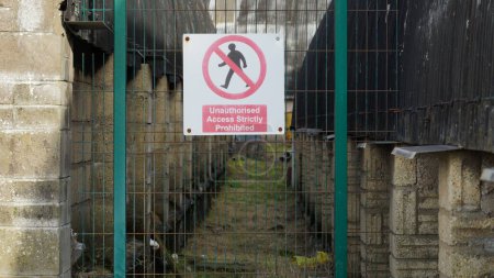 Foto de Barry, Vale of Glam, Gales 02 Feb 2024: Peligros en el sitio industrial en los muelles, incluidos los materiales desechados de la limpieza y remodelación de la casa, así como los peligros dentro y alrededor de los edificios. - Imagen libre de derechos
