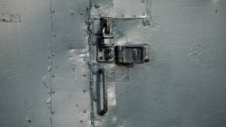 Sicher verschlossene metallgraue Tür auf einem Industriegrundstück auf dem Hafengelände von Barry.