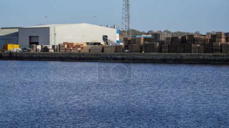 Foto de Barry, Vale of Glam, Gales 02 Feb 2024: Los límites orientales del muelle Barry son el puerto activo que conserva su paisaje industrial tradicional. El sitio de Dow Corning de 160 acres se extiende más allá. - Imagen libre de derechos