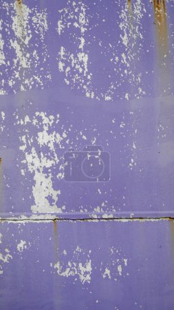 Foto de Puerta púrpura con gran número púrpura 5 en una unidad industrial - Imagen libre de derechos