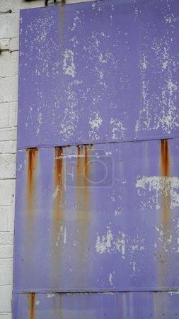 Lila Tür mit großer lila Zahl 5 auf einer Industrieanlage