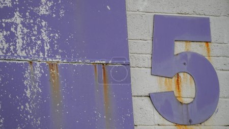 Porte violette avec grand numéro 5 violet sur une unité industrielle