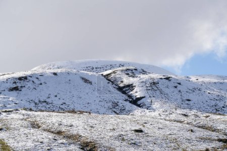 Paysage hivernal montagneux gallois. Neige sur le sommet des montagnes au-dessus des bras Storey dans les balises Brecon. Conditions glaciales mais le soleil brille et a fait fondre la neige des contreforts.