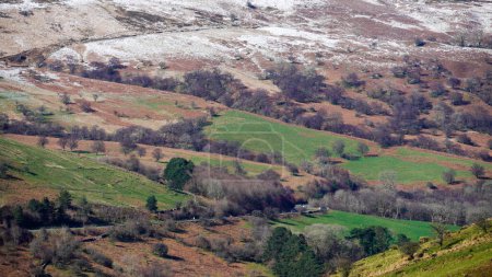 Die walisische Berglandschaft. Schnee auf den Gipfeln der Berge über Storey Arms in den Brecon Beacons. Eisige Bedingungen, aber die Sonne scheint und hat den Schnee der Ausläufer geschmolzen.