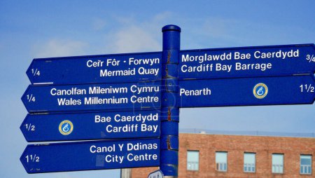 Cardiff Bay, Cardiff, Gales 25 de septiembre de 2023: Señalización de la calle que indica algunas de las atracciones más populares de Cardiff.