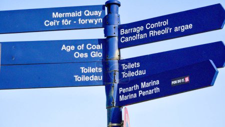 Cardiff Bay, Cardiff, Wales 25. September 2023: Wegweiser zu einigen der beliebtesten Sehenswürdigkeiten von Cardiff.