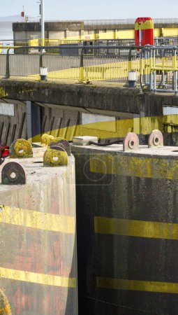 Téléchargez les photos : Cardiff Bay, Cardiff, Pays de Galles 25 septembre 2023 : Barrage de Cardiff et ses immenses écluses qui comprennent un col de poisson pour permettre au saumon d'atteindre les aires de reproduction de la rivière Taff et trois écluses pour le trafic maritime. - en image libre de droit