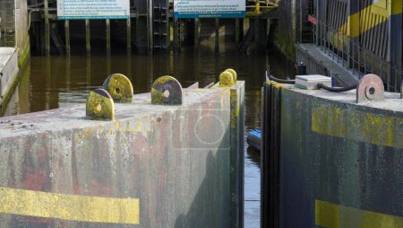 Téléchargez les photos : Cardiff Bay, Cardiff, Pays de Galles 25 septembre 2023 : Barrage de Cardiff et ses immenses écluses qui comprennent un col de poisson pour permettre au saumon d'atteindre les aires de reproduction de la rivière Taff et trois écluses pour le trafic maritime. - en image libre de droit