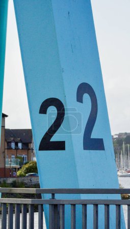 Cardiff Bay, Cardiff, Pays de Galles 25 septembre 2023 : Les grands numéros noirs 1, 2 et 3 sont peints au-dessus des écluses du barrage de Cardiff. Les écluses permettent aux petits bateaux d'entrer de Cardiff Bay à marée haute.