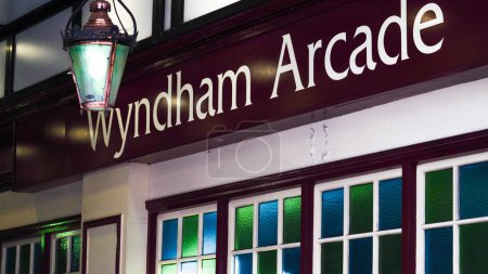 Foto de Cardiff, Gales Octubre 29 2023: Firma con el nombre de Wyndham Arcade una de las atracciones populares y lugares de interés famosos en el centro de la ciudad de Cardiff. - Imagen libre de derechos