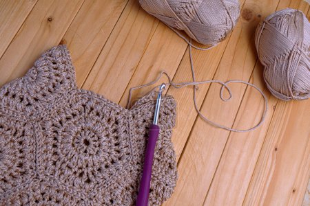 Foto de Knitted fabric with yarn, crochet and knitting needles - Imagen libre de derechos