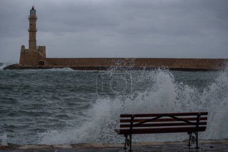 Téléchargez les photos : Tempête avec des vagues dans le port de la ville grecque de La Canée - en image libre de droit