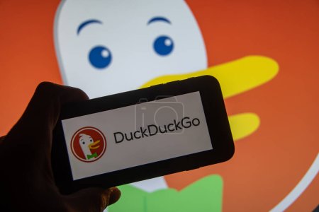 Foto de Rheinbach, Alemania 21 noviembre 2022, El logotipo de la marca del motor de búsqueda de Internet "DuckDuckgo" en la pantalla de un teléfono inteligente (enfoque en el logotipo de la marca) - Imagen libre de derechos