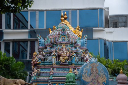 Téléchargez les photos : Le toit du temple Sri Veeramakaliamman dans le quartier de Little India, Singapour - en image libre de droit