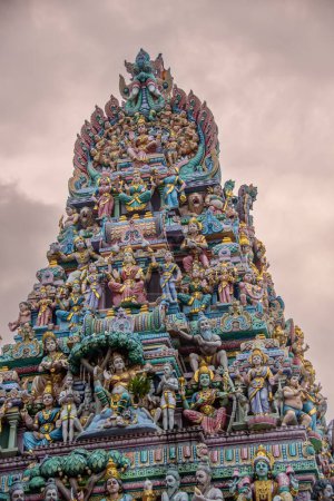 Téléchargez les photos : Le toit du temple Sri Veeramakaliamman dans le quartier de Little India, Singapour - en image libre de droit