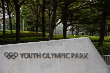 Téléchargez les photos : Singapour, Singapour 30 août 2022, Un panneau indiquant 'Parc Olympique de la Jeunesse' à Singapour - en image libre de droit