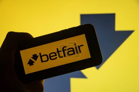Foto de Rheinbach, Alemania 5 de diciembre de 2022, El logotipo de la marca de la empresa británica "Betfair" en la pantalla de un teléfono inteligente (enfoque en el logotipo de la marca) - Imagen libre de derechos