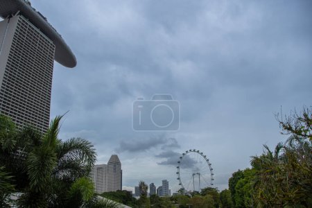 Téléchargez les photos : 30 août 2022, La vue sur le Marina Bay Sands Hotel et la roue de Singapour Flyer ferris - en image libre de droit