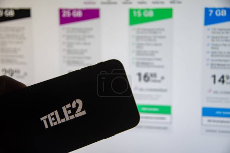 Téléchargez les photos : Rheinbach, Allemagne 8 décembre 2022, Le logo de la marque de la société suédoise de télécommunications "Tele 2" sur l'écran d'un smartphone (focus sur le logo de la marque) - en image libre de droit