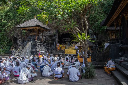 Téléchargez les photos : Bali, Indonésie 5 septembre 2022, Hindous dévots lors d'une cérémonie devant le temple Goa Lawah - en image libre de droit