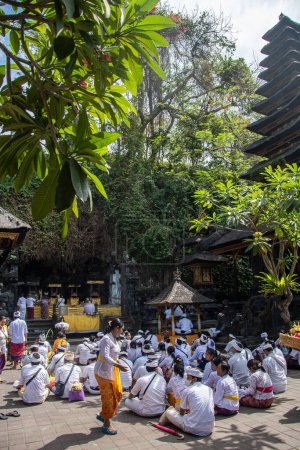Téléchargez les photos : Bali, Indonésie 5 septembre 2022, Hindous dévots lors d'une cérémonie devant le temple Goa Lawah - en image libre de droit