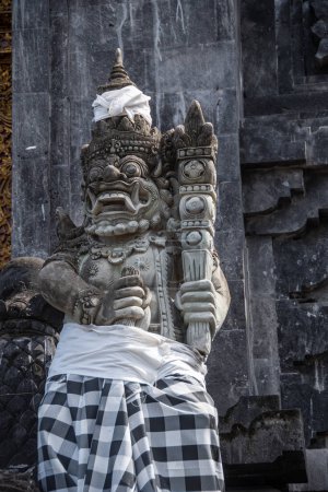 Téléchargez les photos : Sculpture classique en pierre balinaise sur le terrain du temple "Goa Lawa" - en image libre de droit