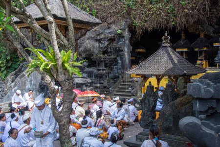 Téléchargez les photos : Bali, Indonésie 5 septembre 2022, Hindous dévots lors d'une cérémonie au temple Goa Lawah - en image libre de droit
