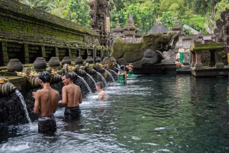 Foto de Bali, Indonesia 7 de septiembre de 2022, Los hindúes devotos purifican sus espíritus en el templo de Tirta Empul - Imagen libre de derechos