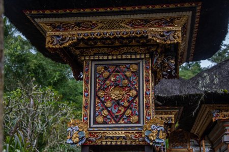 Foto de Un santuario balinés coloridamente decorado en el templo "Pura Tirta Empul" - Imagen libre de derechos