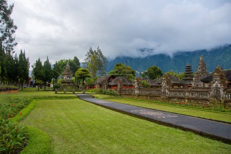 Foto de En las instalaciones del templo "Pura Ulun Danu Batur" - Imagen libre de derechos