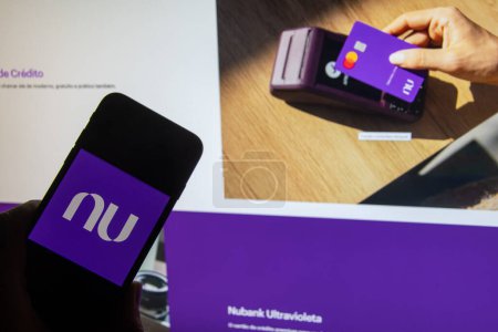 Téléchargez les photos : Rheinbach, Allemagne 26 octobre 2023, Le logo de la marque de la "Nubank" brésilienne sur l'affichage d'un smartphone devant le site (focus sur le logo de la marque) - en image libre de droit