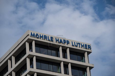 Téléchargez les photos : Hambourg, Allemagne 17 mars 2023, Le logo de la marque du cabinet d'avocats Moehrle Happ Luther - en image libre de droit