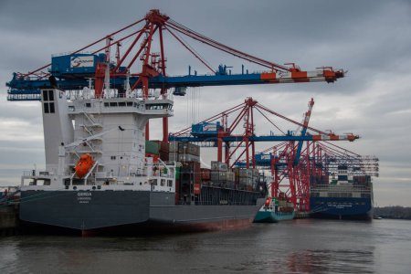 Téléchargez les photos : Hambourg, Allemagne 17 Mars 2023, Grands porte-conteneurs sont chargés au port de Hambourg - en image libre de droit