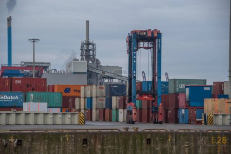 Téléchargez les photos : Hambourg, Allemagne 17 mars 2023, Grues à conteneurs mobiles dans le port de Hambourg - en image libre de droit