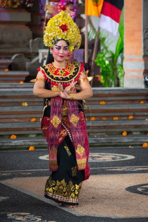 Foto de Bali, Indonesia  8 September 2022,  A Balinese dancer performing a "Barong dance" - Imagen libre de derechos
