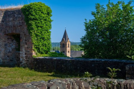 La vue depuis les ruines du château d'Ulmen jusqu "à l" église Saint Matthias