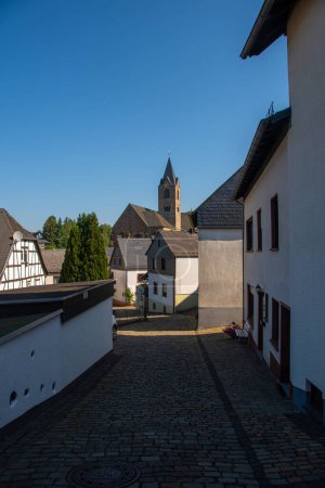 La pequeña ciudad de Ulmen en Renania Palatinado con la Iglesia de San Matías