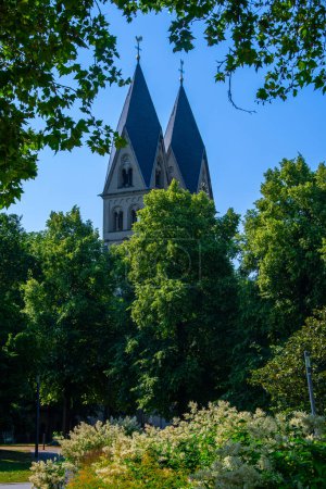 Der Blick auf die Türme der Basilika Sankt Kastor in Koblenz