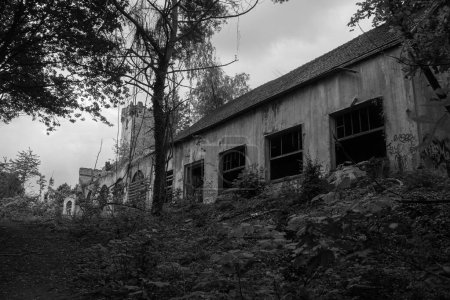 photo en noir et blanc d'un bâtiment abandonné