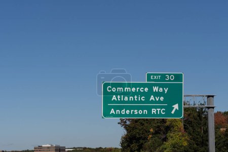 Foto de Señal de la autopista en la ruta 93 hacia el norte en Reading, Massachusetts: salida 30 Commerce Way, Atlantic Ave y Anderson RTC - Imagen libre de derechos