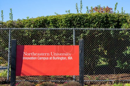 Téléchargez les photos : Burlington, MA - 19 oct. 2022 : Le campus d'innovation de l'Université du Nord-Est à Burlington, MA signe. - en image libre de droit