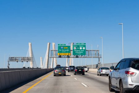 Foto de Staten Island, NY - 22 de octubre de 2022: Salida 3 señales en la carretera I278 en el puente Goethals hacia la autopista I95 de Nueva Jersey y 439 hacia las rutas 1 y 9 hacia Bayway Ave, Elizabeth. - Imagen libre de derechos